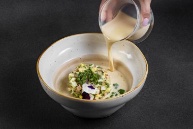 Soğuk yaz çorbası okroshka. Beyaz kasede hafif çorba. Yüksek kalite fotoğraf