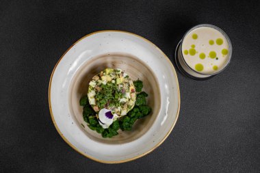 Soğuk yaz çorbası okroshka. Beyaz kasede hafif çorba. Yüksek kalite fotoğraf