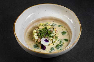 Soğuk yaz çorbası okroshka. Beyaz kasede hafif çorba. Yüksek kalite fotoğraf