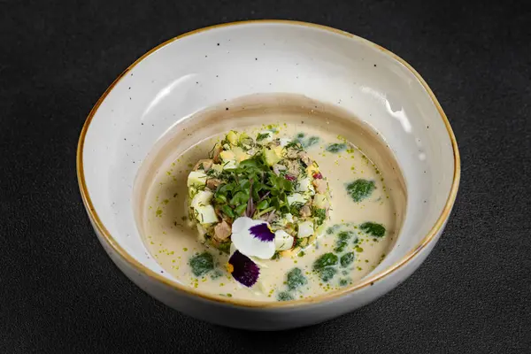 Soğuk yaz çorbası okroshka. Beyaz kasede hafif çorba. Yüksek kalite fotoğraf