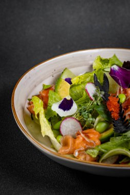 Ispanaklı, kiraz domatesli, avokado soslu ve kırmızı soğanlı Akdeniz Avokado Somon Salatası. Lezzetli ve sağlıklı bir yemek konsepti. Vejetaryen yemeği. Yüksek kalite fotoğraf