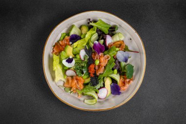 Ispanaklı, kiraz domatesli, avokado soslu ve kırmızı soğanlı Akdeniz Avokado Somon Salatası. Lezzetli ve sağlıklı bir yemek konsepti. Vejetaryen yemeği. Yüksek kalite fotoğraf