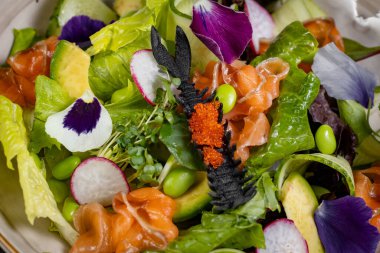 Ispanaklı, kiraz domatesli, avokado soslu ve kırmızı soğanlı Akdeniz Avokado Somon Salatası. Lezzetli ve sağlıklı bir yemek konsepti. Vejetaryen yemeği. Yüksek kalite fotoğraf