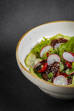 Taze sebze salatası yeşil marul, turp ve dereotlu salatalık, yeşil soğan ve Yunan yoğurdu. Yüksek kalite fotoğraf