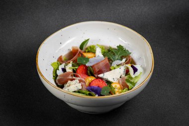 Jamonlu salata, bebek mozzarella, çilek ve sirke soslu. Yüksek kalite fotoğraf