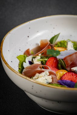 Jamonlu salata, bebek mozzarella, çilek ve sirke soslu. Yüksek kalite fotoğraf