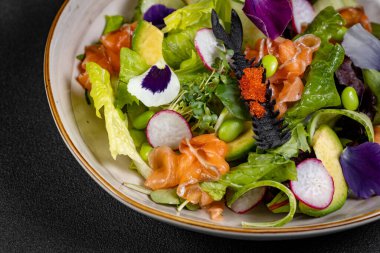 Ispanaklı, kiraz domatesli, avokado soslu ve kırmızı soğanlı Akdeniz Avokado Somon Salatası. Lezzetli ve sağlıklı bir yemek konsepti. Vejetaryen yemeği. Yüksek kalite fotoğraf