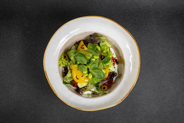 Taze sebze salatası. Sağlıklı yiyecekler. Sağlıklı beslenme konsepti. Üst görünüm kapalı. Yüksek kalite fotoğraf