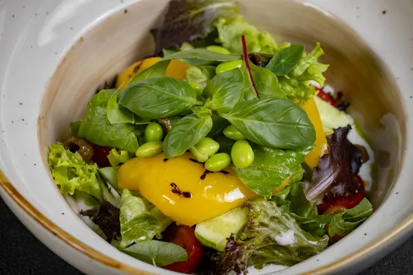 Taze sebze salatası. Sağlıklı yiyecekler. Sağlıklı beslenme konsepti. Üst görünüm kapalı. Yüksek kalite fotoğraf