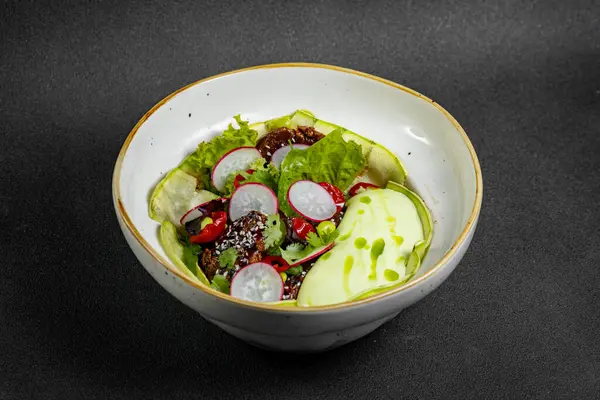 Taze sebze salatası yeşil marul, turp ve dereotlu salatalık, yeşil soğan ve Yunan yoğurdu. Yüksek kalite fotoğraf