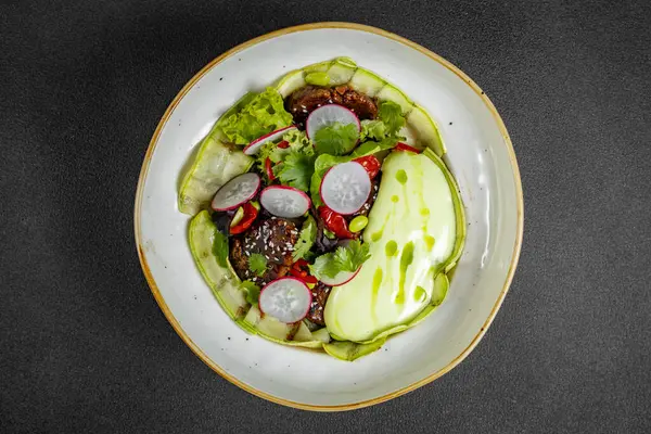 Taze sebze salatası yeşil marul, turp ve dereotlu salatalık, yeşil soğan ve Yunan yoğurdu. Yüksek kalite fotoğraf