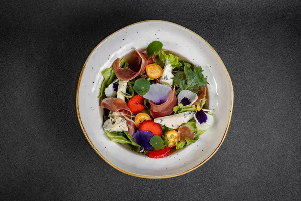 Jamonlu salata, bebek mozzarella, çilek ve sirke soslu. Yüksek kalite fotoğraf