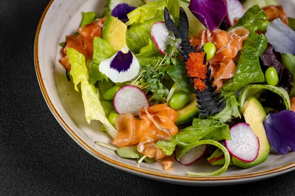 Ispanaklı, kiraz domatesli, avokado soslu ve kırmızı soğanlı Akdeniz Avokado Somon Salatası. Lezzetli ve sağlıklı bir yemek konsepti. Vejetaryen yemeği. Yüksek kalite fotoğraf