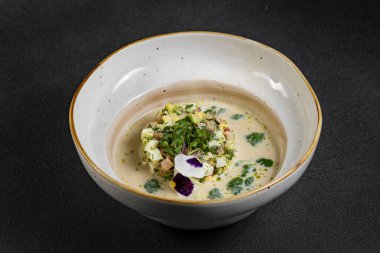 Soğuk yaz çorbası okroshka. Beyaz kasede hafif çorba. Yüksek kalite fotoğraf