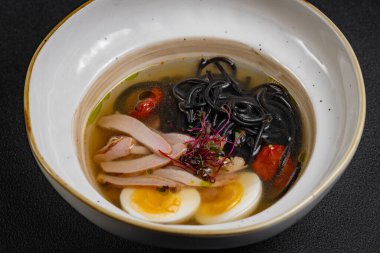 Tavuklu erişte çorbası. Köri çorbası Japon yemeği Çin yemeği. Hindili tavuk çorbası ve siyah spagetti.