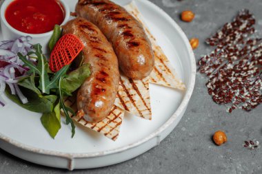 Tabakta ızgara lezzetli sucuklu sosis var. Yüksek kalite fotoğraf