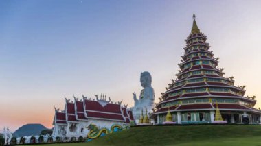 Wat Huay Pla Kang Tapınağı 'nın zamanı. Chiangrai Tayland' da Çin usulü günbatımı zamanı..