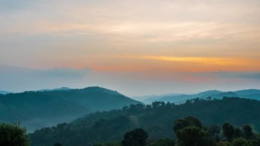 Yükselen gökyüzünün zamanı sisli ve dağlar çok güzel. Doi Mae Salong, Chiang Rai, Tayland 'da