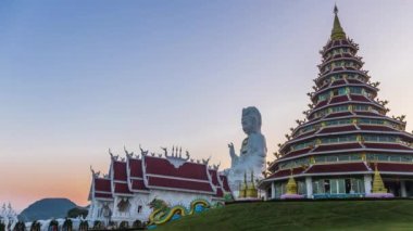 Wat Huay Pla Kang Tapınağı 'nın zamanı. Chiangrai Tayland' da Çin usulü günbatımı zamanı..