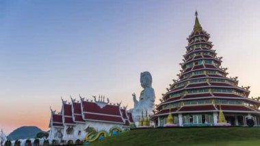 Wat Huay Pla Kang Tapınağı 'nın zamanı. Chiangrai Tayland' da Çin usulü günbatımı zamanı..