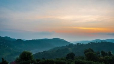 Yükselen gökyüzünün zamanı sisli ve dağlar çok güzel. Doi Mae Salong, Chiang Rai, Tayland 'da