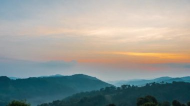Yükselen gökyüzünün zamanı sisli ve dağlar çok güzel. Doi Mae Salong, Chiang Rai, Tayland 'da