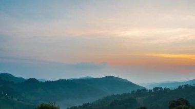 Yükselen gökyüzünün zamanı sisli ve dağlar çok güzel. Doi Mae Salong, Chiang Rai, Tayland 'da