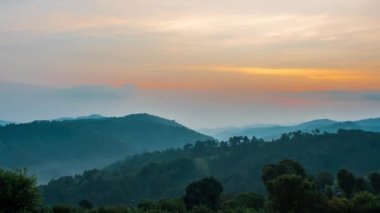 Yükselen gökyüzünün zamanı sisli ve dağlar çok güzel. Doi Mae Salong, Chiang Rai, Tayland 'da