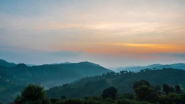Yükselen gökyüzünün zamanı sisli ve dağlar çok güzel. Doi Mae Salong, Chiang Rai, Tayland 'da