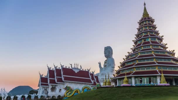 Timelapse Wat Huay Pla Kang Tempel Pagoda Kinesisk Stil Solnedgång — Stockvideo