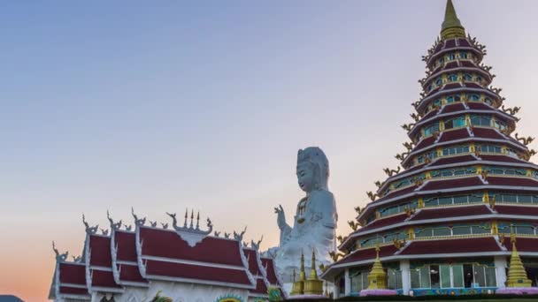 Timelapse Wat Huay Pla Kang Tempel Pagoda Kinesisk Stil Solnedgång — Stockvideo