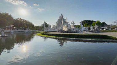Wat Rong Khun ya da Beyaz Tapınak güzel bir yerdir ve turistler arasında popülerdir..