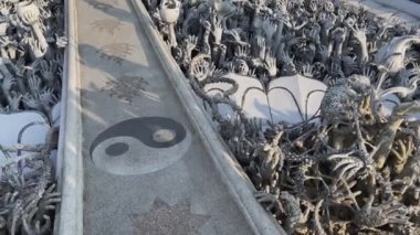 Wat Rong Khun ya da Beyaz Tapınak güzel bir yerdir ve turistler arasında popülerdir..