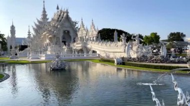 Wat Rong Khun ya da Beyaz Tapınak güzel bir yerdir ve turistler arasında popülerdir..