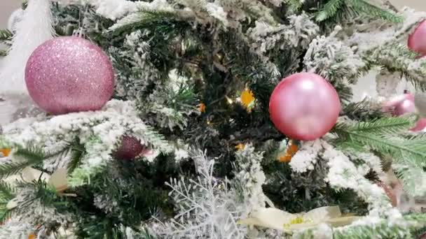 Bola Navidad Brilla Árbol Con Luces Nieve Celebrando Navidad Año — Vídeos de Stock