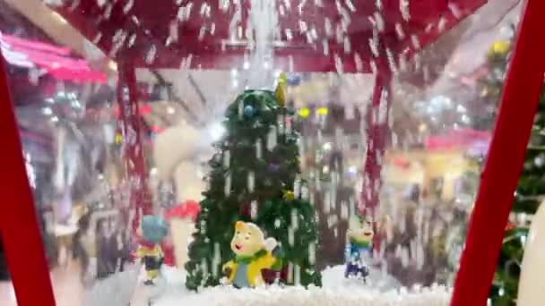 Weihnachten Spielzeugkiste Mit Baum Schnee Und Puppen Zirkulieren Glas — Stockvideo