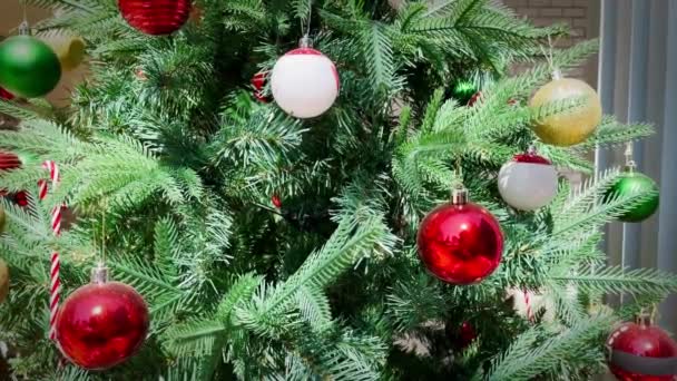 Boże Narodzenie Piłka Błyszczy Drzewie Światłami Śniegiem Świętując Boże Narodzenie — Wideo stockowe