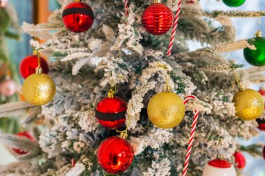 Kırmızı ve altın Noel baloları Noel ve yeni yılı kutlamak için ağacı süslüyor. Odak kopyalama arkaplanını yumuşat ve seç.