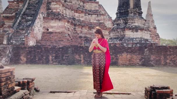 Mujer Joven Vestida Con Vestido Tradicional Rojo Tailandés Adornos Dorados — Vídeos de Stock