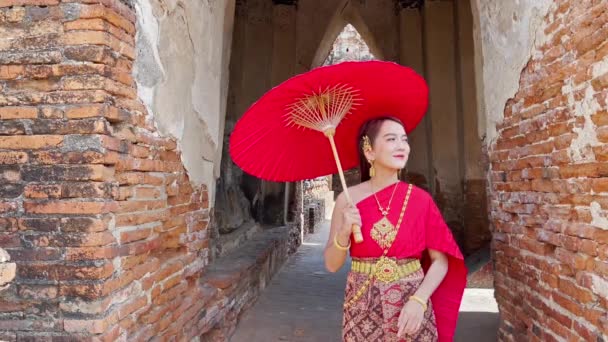 Mladá Žena Sobě Tradiční Červené Thajské Šaty Zlaté Doplňky Chůze — Stock video