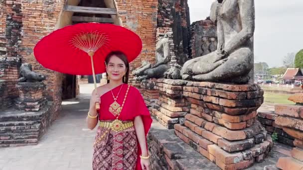 Ung Kvinna Bär Traditionell Röd Thailändsk Klänning Och Gyllene Tillbehör — Stockvideo