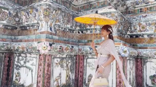 Mladá Žena Sobě Thajské Šaty Příslušenstvím Stojany Starožitným Deštníkem Taškou — Stock video