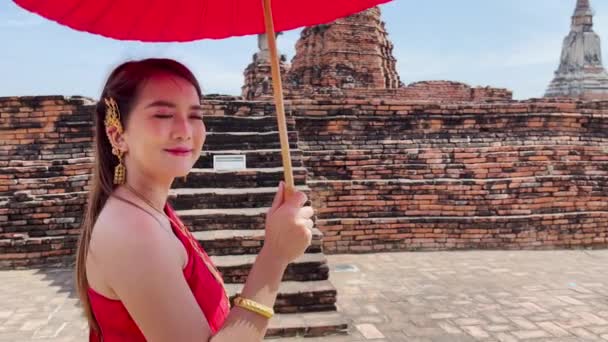 Jeune Femme Portant Une Robe Traditionnelle Thaïlandaise Rouge Accessoires Dorés — Video