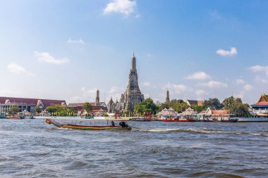 Chao Phraya Nehri ile Wat Arun ve öndeki tekneler dünyanın dört bir yanındaki turistler için popüler bir yer. Bangkok Tayland