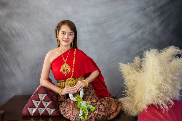 Jeune Femme Portant Une Robe Traditionnelle Thaïlandaise Rouge Originale Des — Photo