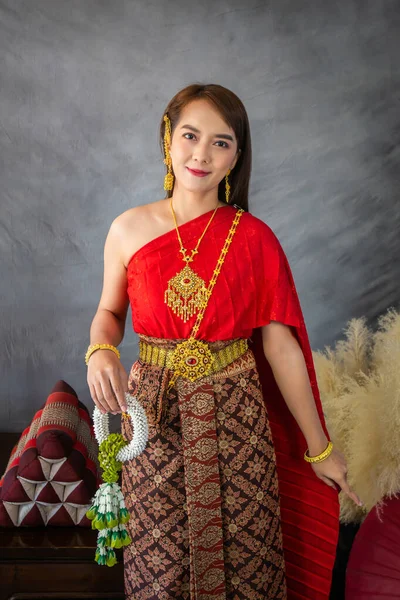 Jeune Femme Portant Une Robe Traditionnelle Thaïlandaise Rouge Originale Des — Photo