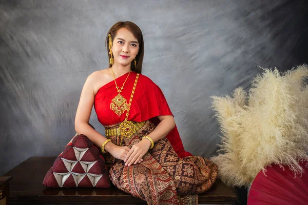 Mujer Joven Con Vestido Tradicional Tailandés Rojo Original Adornos Dorados — Foto de Stock
