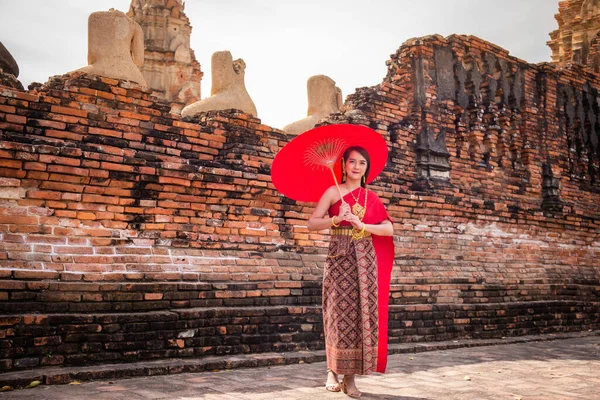 Une Jeune Femme Portant Une Robe Traditionnelle Thaïlandaise Rouge Des — Photo
