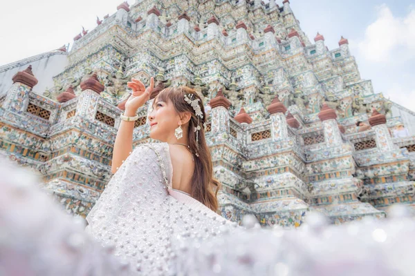 Gros Plan Une Jeune Femme Portant Une Robe Traditionnelle Thaïlandaise — Photo