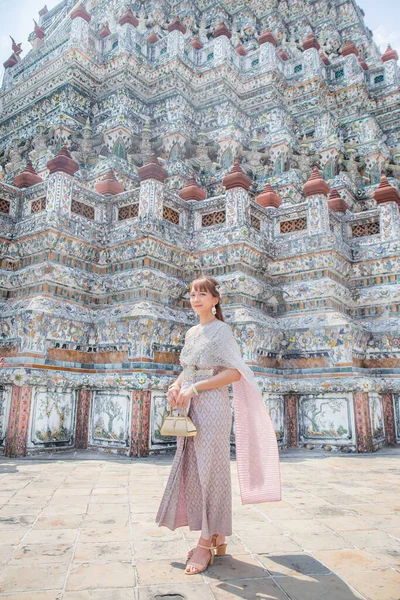 Jeune Femme Portant Une Robe Thaïlandaise Avec Des Accessoires Tenant — Photo